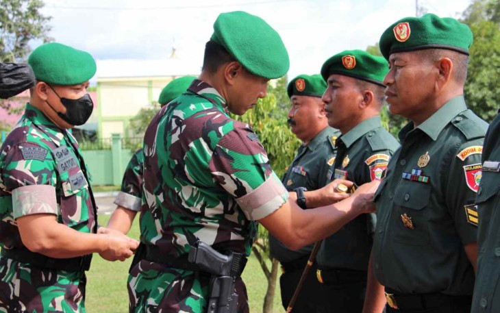 Dandim 0906/Kkr Letkol Inf Jeffry Satria saat penyematan pangkat prajuritnya. Selasa (4/10)