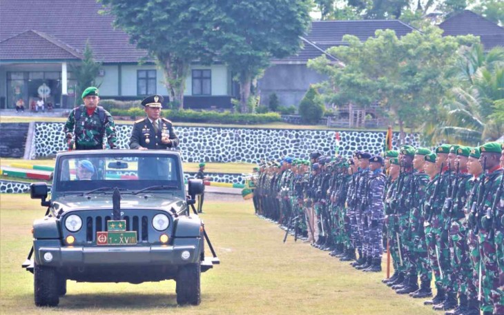 Pangdam Kasuari Mayjen TNI Gabriel Lema saat pengecekan pasukan HUT TNI ke-77. Rabu (5/10)
