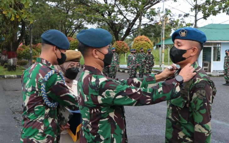 Danlanud Sutan Sjahrir Kol Nav Saeful Rakhmat menyematkan pangkat prajuritnya. Selasa (4/10)