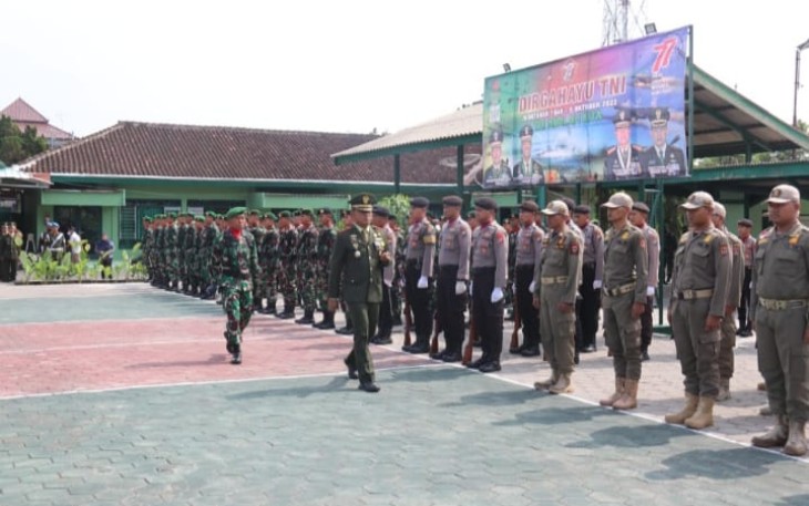 Dandim 0805/Ngawi Letkol Inf Adi Wirawan saat pengecekan prajuritnya, Rabu (5/10)