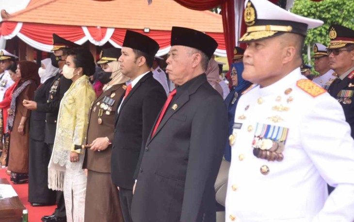 Danlantamal V Laksamana Pertama TNI Supardi saat mengikuti upacara HUT TNI ke-77. Rabu (5/10)