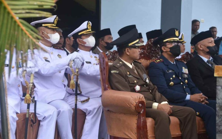 Danlanud Maimun Saleh Letkol Pnb Fahrur Rozi saat mengikuti upacara HUT TNI ke-77. Rabu (5/10)
