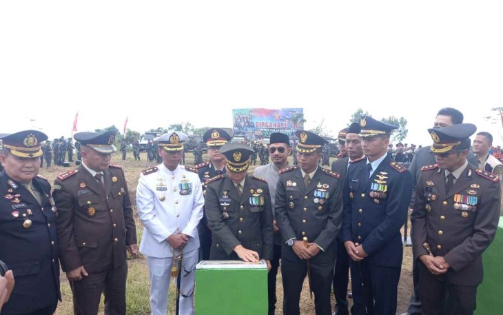 Danlanud Sugiri Sukani Letkol Pnb Supardo Butarbutar saat mengikuti upacara HUT TNI ke-77 di Bukit Seribu Bintang Kab. Kuningan, Rabu (5/10) 