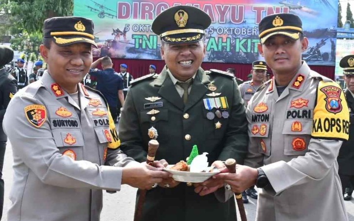 Kasrem 081/DSJ Letkol Inf Yuli Eko Purwanto saat menerima surprise. Rabu (5/10)