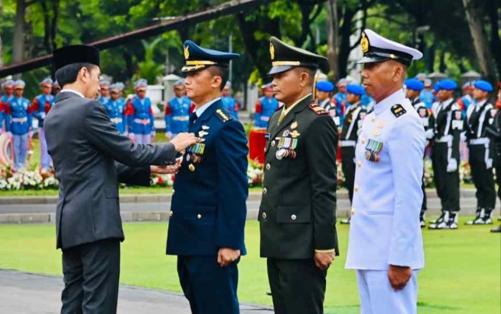 Asops Kas Koopsud I Kolonel Pnb Firman Dwi Cahyono saat disematkan piagam penghargaan presiden Jokowi. Rabu (5/10)