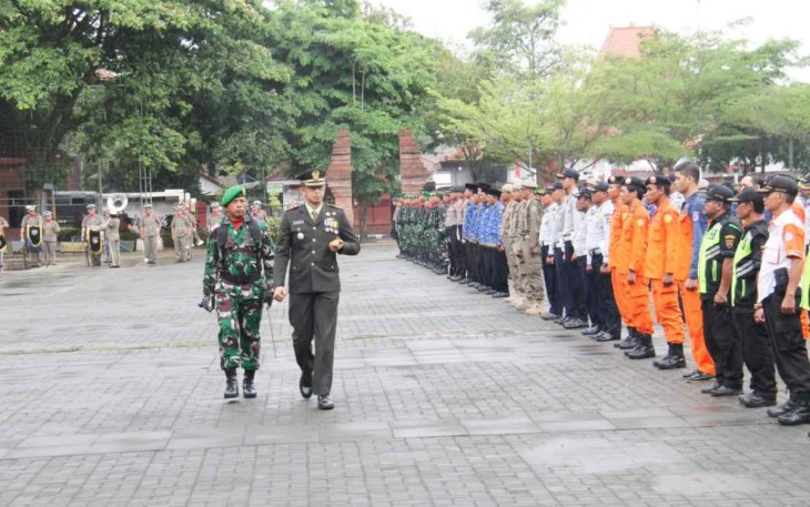 Dandim 0806/Trenggalek Letkol Kav Peddy Adi Prasetyo saat pengecekan pasukan upacara HUT TNI ke-77. Rabu (5/10)