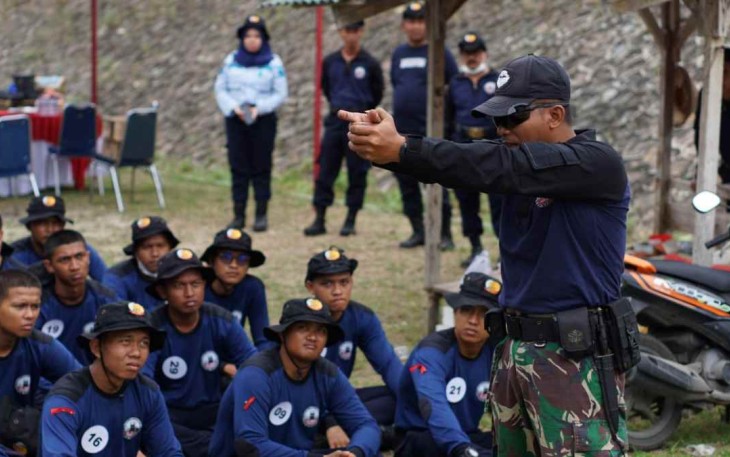 Petugas lapas Cilegon mengikuti pelatihan menembak. Rabu (5/10)
