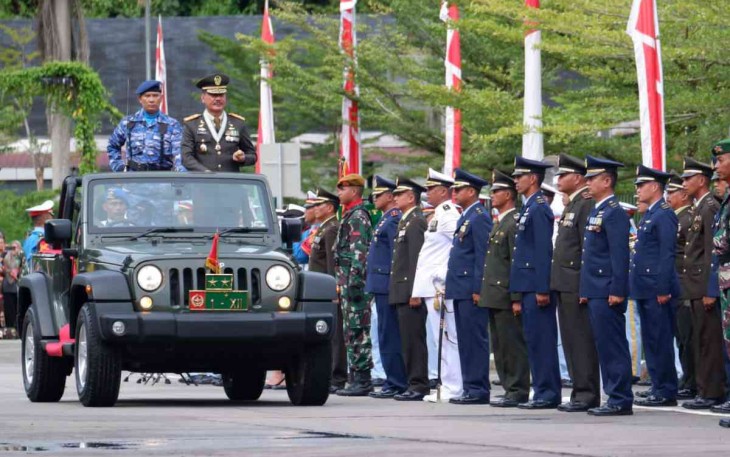Pangdam XII/Tpr Mayjen TNI Sulaiman Agusto saat pengecekan pasukan uparaca HUT TNI ke-77 di PLBN Entikong. Rabu (5/10)