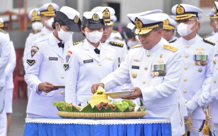 Inspektur Kolinlamil Laksma TNI Hardiko memotong tumpeng HUT TNI ke-77. Rabu (5/10)