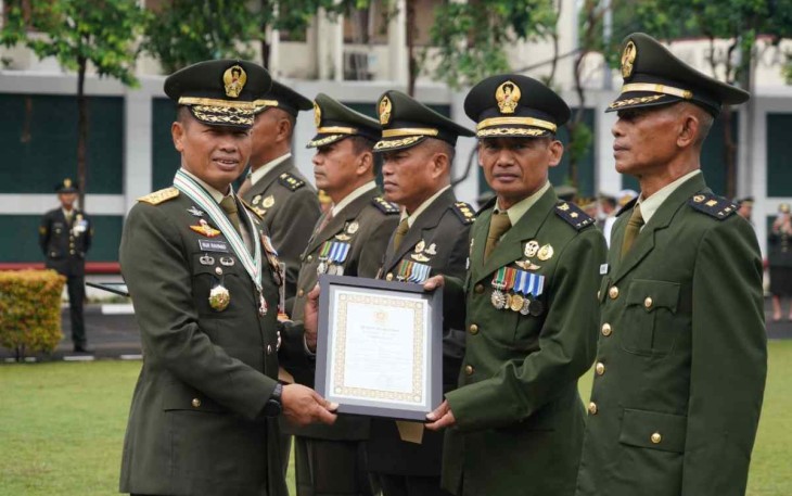 Kaskostrad Mayjen TNI Muh Nur Rahmad memberikan penghargaan prajurit berprestasi. Rabu (5/10) 