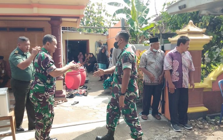 Dandim 0805/Ngawi Letkol Inf Adi Wirawan takziah di kediaman orang tua anggotanya yang meninggal dunia. Kamis (6/10)