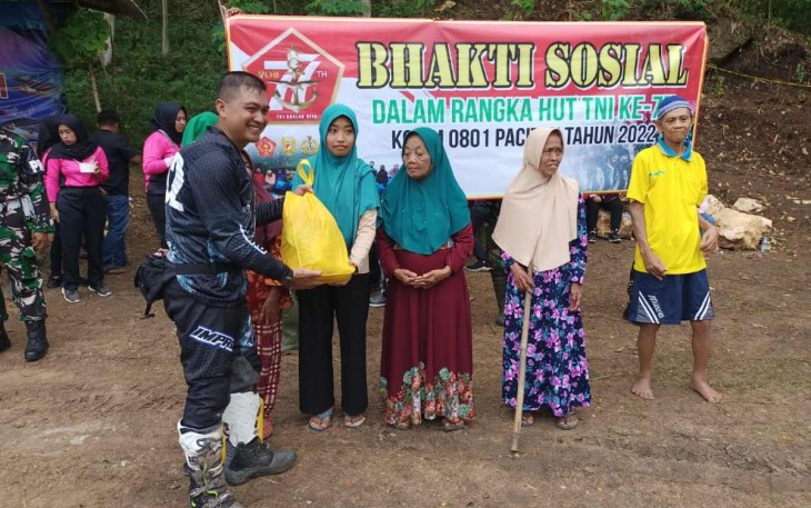 Dandim 0801/Pacitan Letkol Kav Ibnu Khazim memberikan paket sembako warga disela trail adventure. Rabu (5/10)