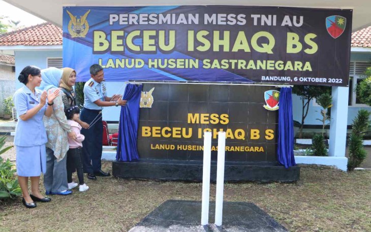 Danlanud Husein Sastranegara Kolonel Pnb I Gusti Putu Setia meresmikan nama baru mess di Skadik 505 Bandung. Kamis (6/10)