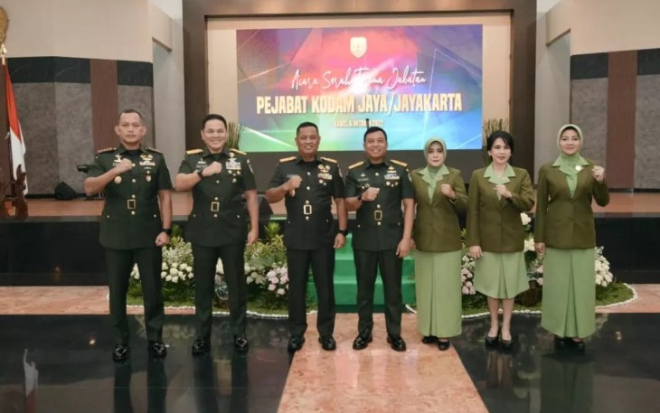Pangdam Jaya Mayjen TNI Untung Budiharto saat foto bersama Danrem 052/Wkr usai sertijab di Makodam Jaya. Kamis (6/10)