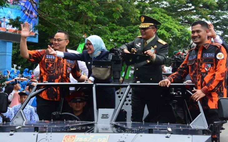 Senyum sumringah Bupati Lebak Iti Octavia Jayabaya naik kendaraan taktis TNI. Rabu (5/10)