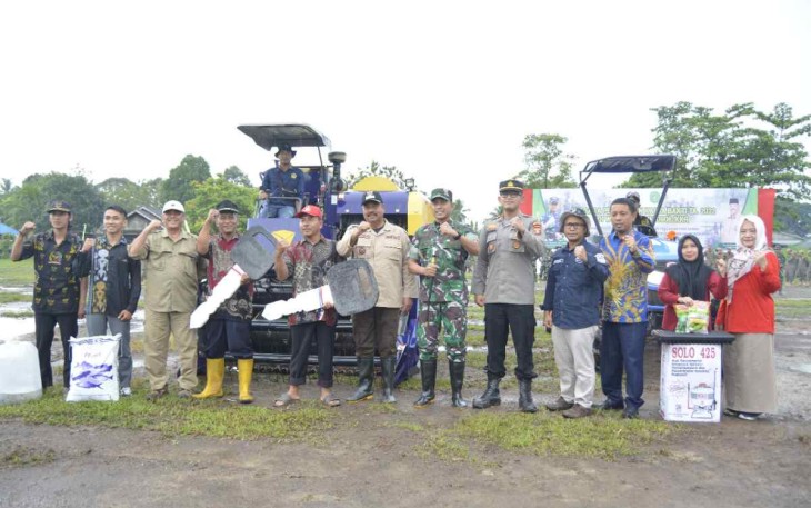 Karya Bakti Kodim 0906/Kutai Kartanegara TA. 2022 di Desa Manunggal Daya, Kamis (6/10)