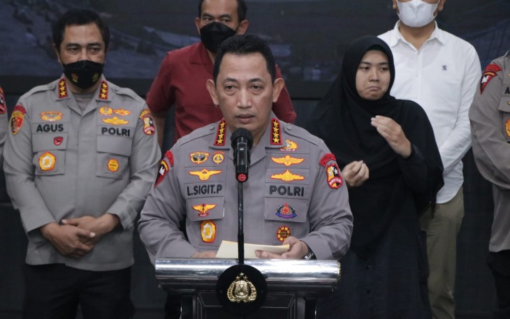 Kapolri Jenderal Listyo Sigit Prabowo saat memberikan keterangan pers penetapan tersangka insiden Kanjuruhan Malang. Kamis (6/10)