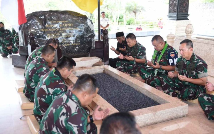Kasad Jenderal TNI Dudung Abdurachman saat ziarah di makam Bung Karno Kabupaten Blitar. Kamis (6/10)