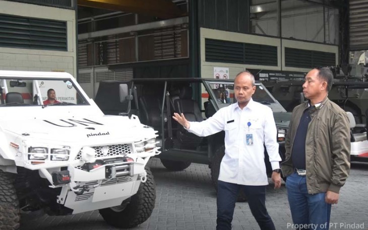 Wakasad Letjen TNI Agus Subiyanto saat menerima pemaparan Dir Teknologi dan Pengembangan PT Pindad Sigit P Santosa mengenai produk PT Pindad. Bandung. Rabu (5/10)