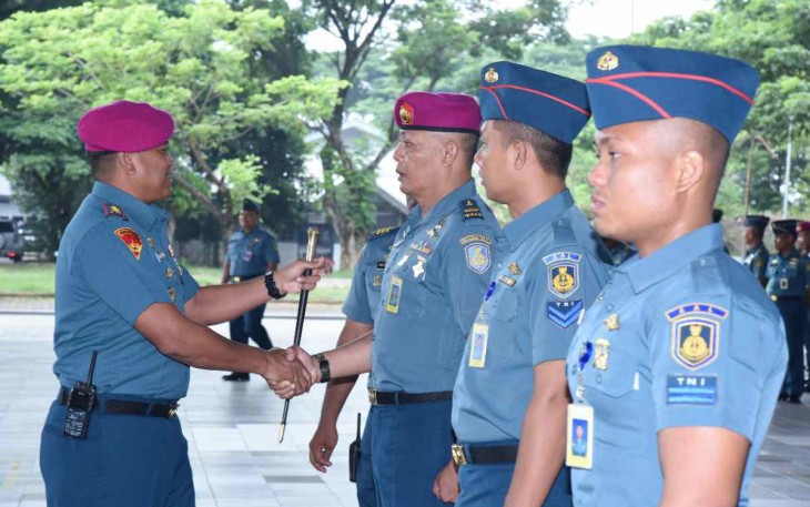 Dandenma AAL Letkol Marinir Aang Andi Warta memberikan ucapan selamat kenaikan pangkat prajuritnya. Surabaya Kamis (6/10)