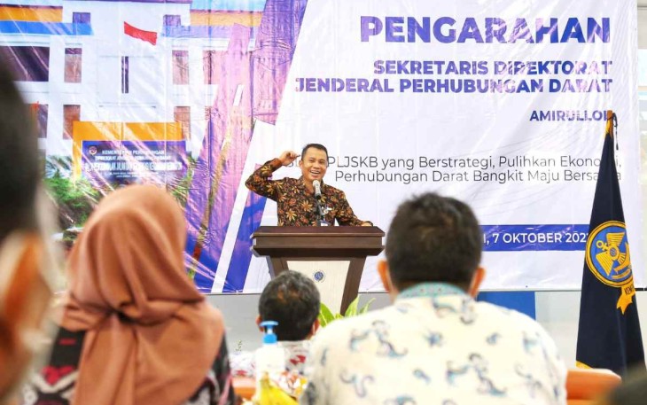 Sekertaris Dirjen Perhubungan Darat Amiruloh saat memberikan pengarahan persiapan pelayanan BLU di Bekasi. Jum'at (7/10) 