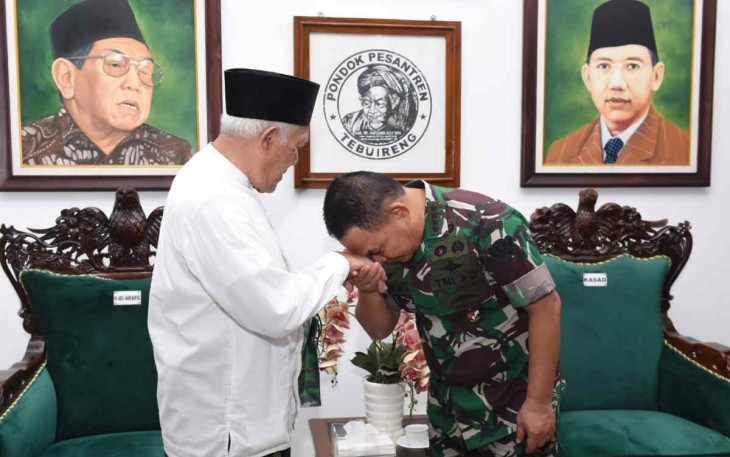Kasad Jenderal TNI Dudung Abdurachman bersilaturahmi dengan KH Abdul Hakim Mahfudz pengasuh ponpes Tebuireng Jombang. Jum'at (7/10)