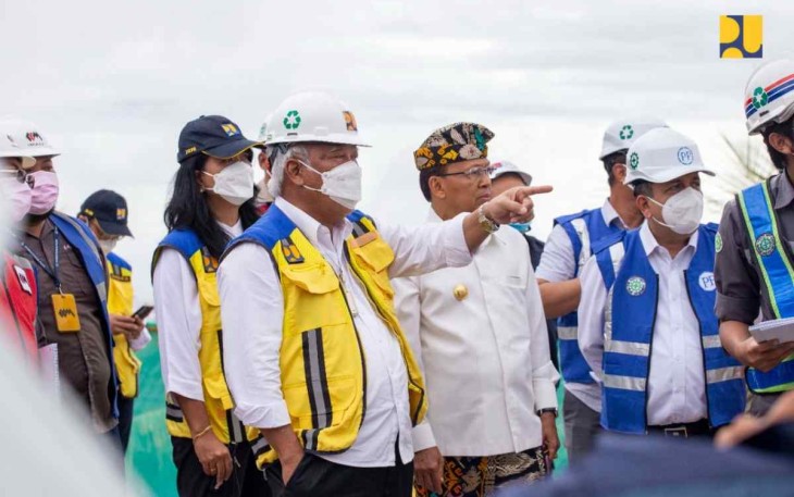 Menteri Basuki memberikan arahan saat meninjau pelaksanaan penataan pura Agung Besakih, Kamis (6/10)