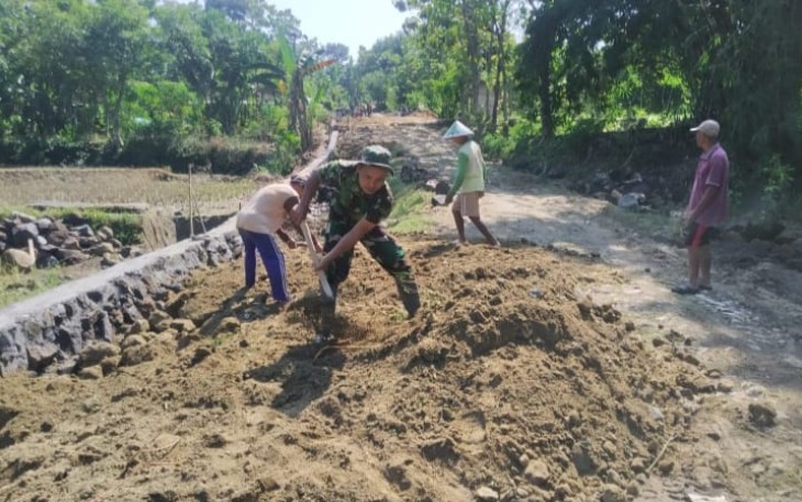 Sertu Supriyono Bantu Warga Ratakan Tanah 
