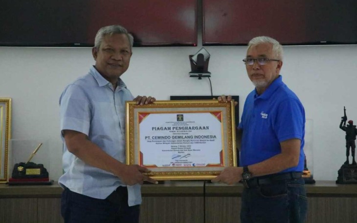 Tejo Harwanto saat menerima piagam penghargaan, Sabtu (8/10)