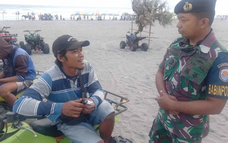 Tim Ekspedisi Maritim 2022 di pantai Parangtritis Yogyakarta 
