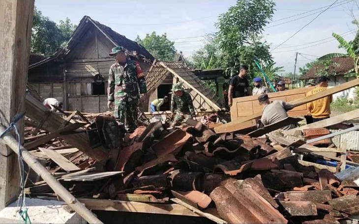 Rumah warga roboh pasca angin puting beliung 