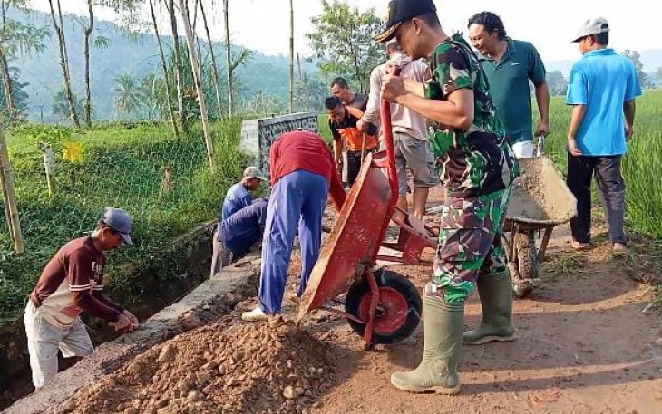 Pembuatan TPJ di wilayah desa binaan