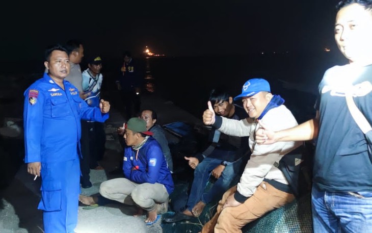 Penyelamatan kapal nelayan terombang ambing di perairan Gresik