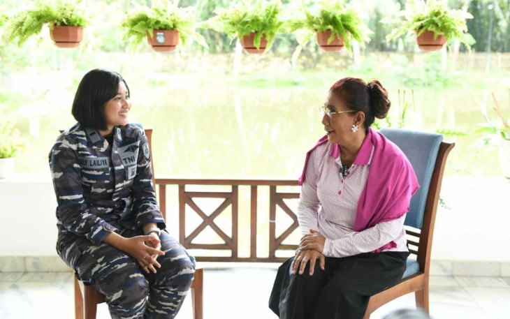 Danlanal Bandung Kolonel Laut Renny Setiowati saat mewancarai ibu Susi Pudjiastuti di Pangandaran Jawa Barat dalam rangkaian Ekspresi Maritim 2022