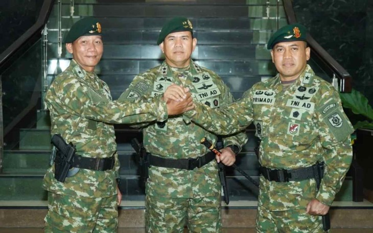 Pangdiv 2 Kostrad Mayjen TNI Syafrial foto bersama usai sertijab Kasdiv 2 Kostrad 