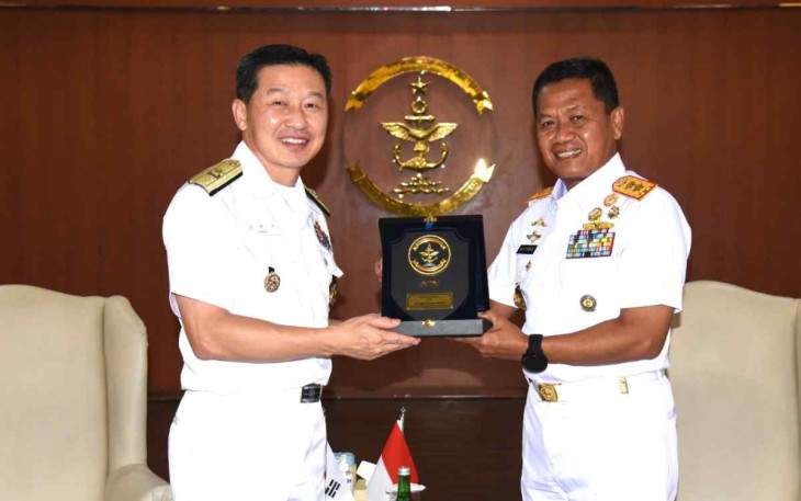 Pangkolinlamil Laksda TNI Agus Hariadi menerima cenderamata perwira Republic of Korea Navy di Jakarta 