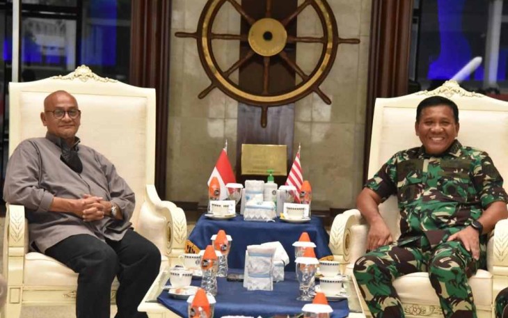 Wakasal Laksdya TNI Ahmadi Heri Purwono bersama direktur media Tempo Group Meiky Sofyansyah