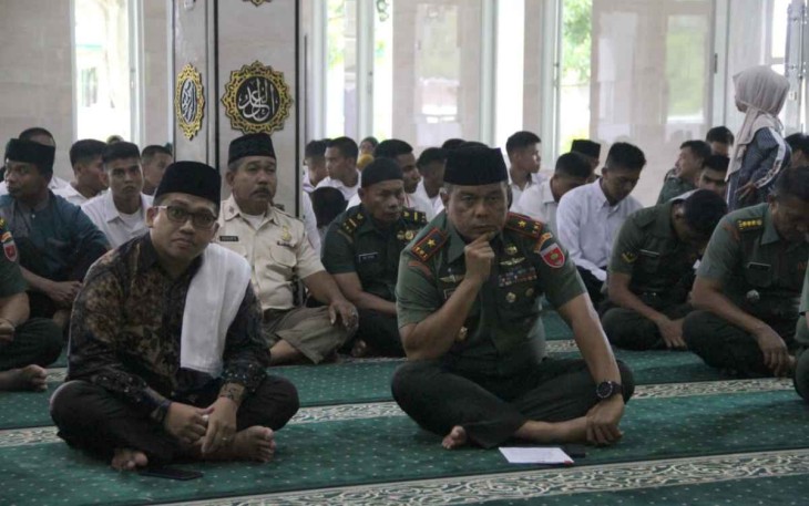 Danrem 142/Tatag Brigjen TNI Farouk menghadiri peringatan maulid nabi Muhammad SAW 1444 H di Masjid Al- Amin. Rabu (12/10)