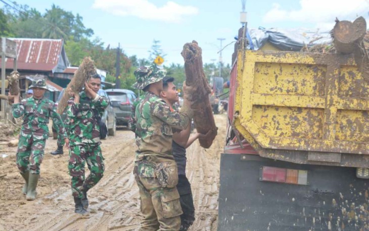 Pembersihan meterial pasca bencana banjir di daerah Kalukku, Kabupaten Mamuju. Rabu (12/10)