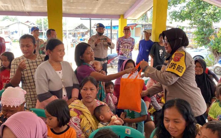 Kapolres Subang AKBP Sumarni saat memberikan paket sembako