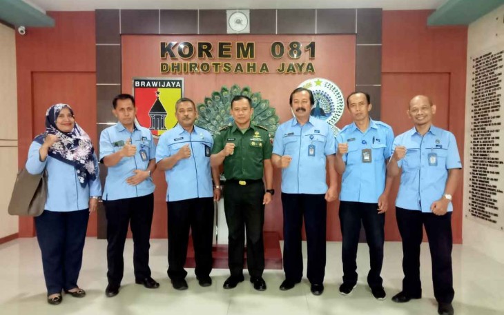 Danrem 081/DSJ Kolonel Inf Deni Rejeki bersama personel RRI Madiun, Rabu (12/10)