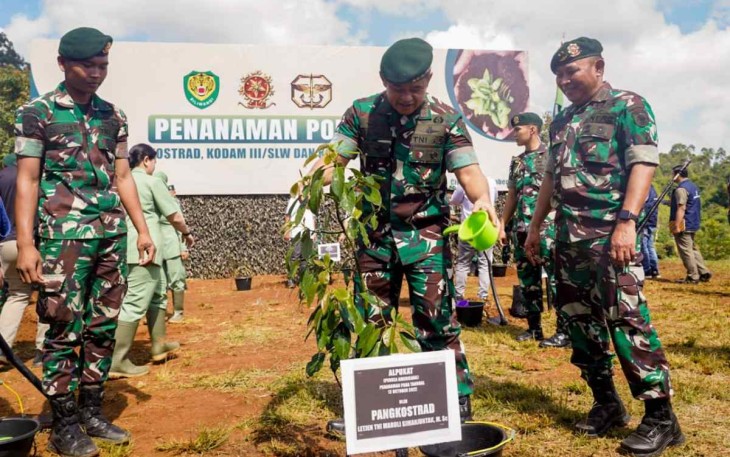 Pangkostrad Letjen TNI Maruli Simanjuntak saat menyiram pohon di Ciwidey Bandung. Rabu (12/10)