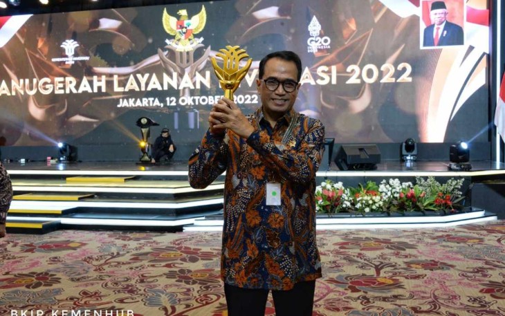 Menhub Budi Karya Sumadi menerima trophy Terbaik Pertama Anugerah Layanan Investasi 2022 di Jakarta, Rabu (12/10)