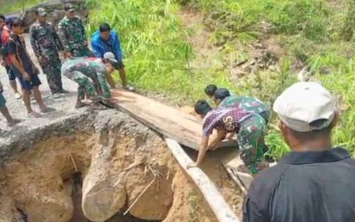 Bangun jembatan kayu pasca longsor di perbatasan 
