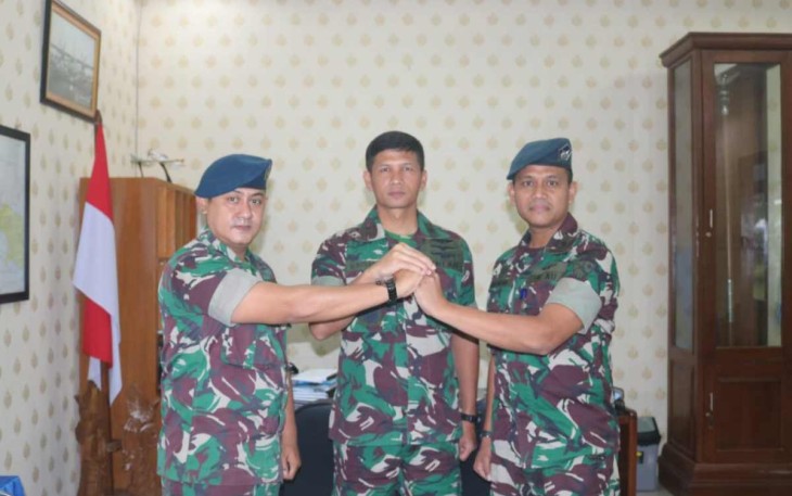 Danlanud Sugiri Sukani Letkol Pnb Supardo Butarbutar foto bersama usai sertijab Kadislog. Kamis (13/10)
