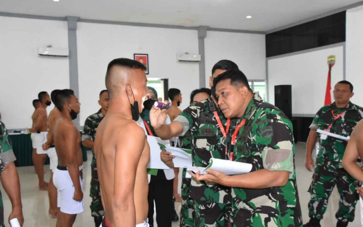 Danrem 023/KS Kol Inf Dodi Triwinarto saat pengecekan fisik Cata PK TNI AD. Kamis (13/10)