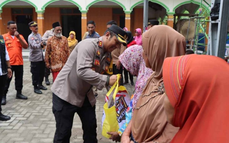 Kapolres Ngawi AKBP Dwiasi Wiyatputera saat memberikan bantuan warga terdampak bencana. Rabu (12/10)