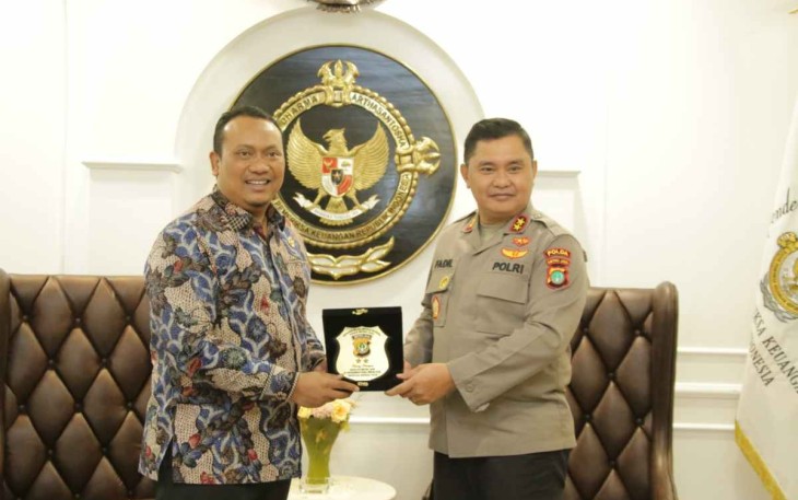 Kapolda Metro Jaya Irjen Pol Dr Mohammad Fadil Imran saat menerima cenderamata. Kamis (13/10)