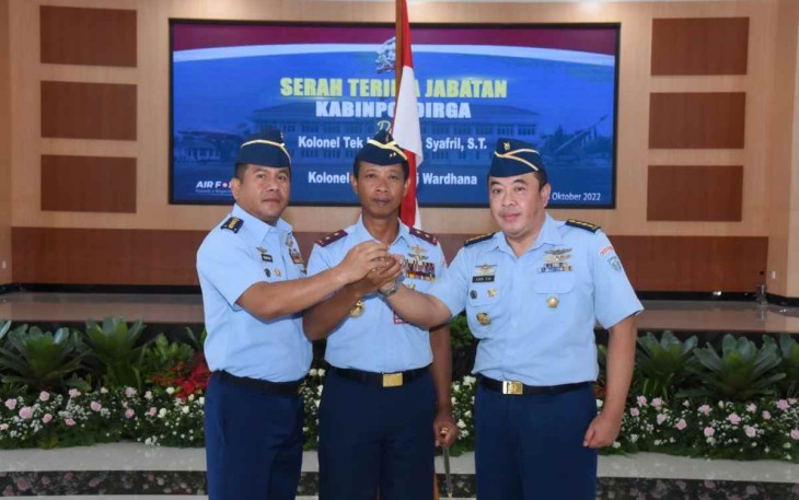 Dankoharmatau Marsda TNI Eddy Supriyono foto bersama usai sertijab 