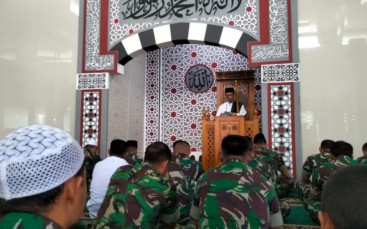 Salat Jum'at di Korem 081/DSJ Madiun
